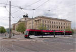 Am Braunschweiger Schloss - 

... ist hier Solaris Tramino 1953 der Linie 5 nach Broitzem zu sehen. Die Stra�enbahn verl�sst die Haltestelle Georg-Eckert-Stra�e und erreicht um die Ecke die Haltestelle Schloss. Beide Haltestellen zusammen bilden den Mittelpunkt des Braunschweiger Stra�enbahnnetzes, �ber den alle Linien verkehren.

Das heutige Schlossbauwerk ist ein Wiederaufbau aus dem Jahre 2007. Hinter den rekonstruierten Fassaden findet sich in der Hauptsache ein gro�es Einkaufszentrum, die Schlossarkaden.

03.05.2026 (M)