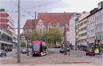 Blick auf die Stra�enbahntrasse - 

... in der Stobenstra�e s�dlich der Haltestelle Schloss mit der Kirche St. Agidien im Hintergrund mit Solaris Tramino 1461 auf der Linie 1 nach Braunschweig-Wenden.

03.05.2026 (M)
