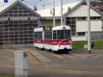 7556 vor dem  alten  Straenbahndepot, dass so aussieht, als wrde es hauptschlich zur Abstellung von Spezialfahrzeugen dienen.