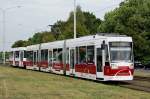In Braunschweig werden Niederflurwagen des Typs NGT8D mit lteren Beiwagen der Bauart  Mannheim  behngt, hier Tw 0755 mit Bw 7475 (25.
