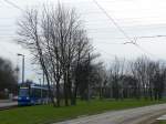 Wagen 8752 der Braunschweiger Straßenbahn bei der Ausfahrt aus der Wendeschleife. Die Straßenbahn fährt nach Volkmarode. Und die dank starkem Westwind durchgefrorene Fotografengruppe freut sich schon auf die nächste Straßenbahn. 3.1.2014