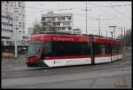 Eine moderne Straßenbahn in Form von Tramino 1467 erreicht hier am 25.1.2016 den Bahnhofsvorplatz von Braunschweig.