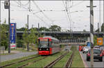 Nach Bewältigung eines kurzen Anstieges -

Ein Straßenbahnzug auf der Bremer Linie 3 kurz vor der Haltestelle Eduard-Schöpf-Allee. Interessant das vierschienige Gleis rechts für den Gleisanschuss von Betrieben/Lagerhäusern im Hafengelände. 

22.08.2012 (M)