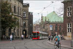 GT8N vor Bremer Rathaus -

Vom Bereich der Haltestelle Domsheide ein Blick zurück zum Bremer Rathaus. Der markante Börsenhof auf der linken Bildseite.

24.08.2012 (M)