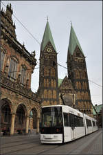Rathaus, St. Peter Dom und Straßenbahn -

GT8N in der Bremer Innenstadt.

22.08.2012 (J)