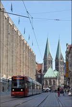 In der Fußgängerzone -    GT8N in der Bremer Obernstraße neben dem Karstadt-Kaufhaus.