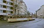 Auf der Violenstraße fährt der vierachsige T4b 811 am 27.11.2022 zur Domsheide. Insgesamt 22 Großraumtrieb- und 20 -beiwagen wurden 1954 von Hansa-Waggon an die Bremer Straßenbahn geliefert. Tw 811 stand bis 1990 im Liniendienst.