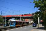 Am 18.05.07 berquert eine 143 mit der RB aus Zwickau die Stahlbrcke ber die Chemnitz und die Annaberger strae, whrend die Variobahn Nr.