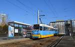 Chemnitz, Zwickauer Straße. Tatra T3DM als Linie 1 steht an der Haltestelle Falkeplatz. Die Aufnahme stammt vom 14.02.2018. 