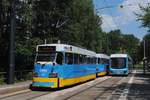 Das T3D - Tandem 529 + 530 der Linie 5 begegnet in der Haltestelle Ernst Wabra Straße der stadteinwärts fahrenden Variobahn 611.