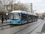 Tw.602 der Linie 1 bei der Ausfahrt aus der Haltestelle Roter Turm am 01. Dezember 2018 in Chemnitz.