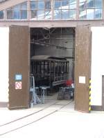 Im Straenbahnmuseum Chemnitz Kappel wird gerade ein alter Straenbahntriebwagen aufgebaut, 19.07.07