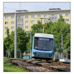 In Schräglage -    Nachschuss auf eine Straßenbahn der Chemnitzer Linie 4 auf der relativ neuen Strecke in der Stollberger Straße.