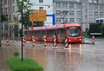 Am 07.08.2010 herschte leider wieder mal  Land Unter  in Chemnitz, als der Straenbahnwagen der Citybahn, hier auf der Annaberger Strae, kurz vorm groem Eisenbahnviadukt, umkehren mute da er nicht