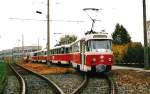 Ende der 19iger Jahre fand der Ausbau der Straenbahnlinie 4 ber die Stollberger Strae zur Innenstadt Chemnitz statt. Da allerdings noch nicht die bentigten Variobahnen mit zwei Fhrerstnden, sowie die Wendemglichkeit fehlte, um auf der Fahrerseite zu bleiben, koppelte man je einen Tatra Triebwagen seitenverkehrt zusammen.
Das Bild entstand im Oktober 1998 in der Wendeschleife an der Wolgograder Allee, welche zu diesem Zeitpunkt umgebaut wurde.