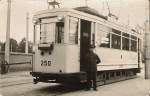 Meine Gromutter Ihr Vater, der Uropa, fotografierte im Juni 1926 seinen Bruder, der bei der Straenbahn Chemnitz als Fahrer angestellt war, im Betriebshof Altchemnitz.