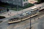 Im August 1977 ein alltäglicher Anblick im damaligen Karl-Marx-Stadt: 925-mm-Tw 351 mit zwei Beiwagen, ein Ikarus-Bus, drei Trabbis und ein Wartburg