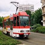 08. Juni 2005, Cottbus, Tw 137 der Straßenbahn fährt als Linie 2 auf der Berliner Straße in Richtung Altmarkt. Scan vom Color-Negativ.