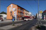 Durch die Straße-der-Jugend -    Straßenbahn in Cottbus bei der Haltestelle Marienstraße/Busbahnhof.