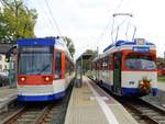 HEAG mobiTram ST13 Wagen 9857 und ST7 Wagen 25 am 07.10.17 in Darmstadt Kranichstein. An diesen Tag fuhr die Linie 120 zum Jubiläum der HEAG (120 Jahre) mit Blumensträußen an der Front