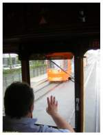 Ein Gru unter Kollegen: Der Fahrer des historischen Triebwagens 57 der Darmstdter Straenbahn vom Typ ST3 grt am 21.05.2006 den Fahrer des entgegenkommenden Zuges der Linie 9 mit Triebwagen 9871