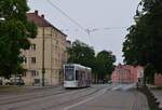 Triebwagen 307 ist auf der Hermann Hesse Straße in Richtung Innenstadt unterwegs.
