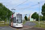 Triebwagen 305 kommt aus der Wendeschleife in Dessau Alten und erreicht in Kürze die Haltestelle Städtisches Klinikum.
