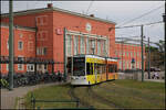 Tram 302 der Stadtwerke Dessau f�hrt hier am 21.06.2026 um 9.37  Uhr vom Bahnhofsvorplatz in Dessau ab.