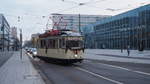 Historisches trifft auf Modernes. 
In Dessau/Anhalt fuhr am 15. und 22.12.2019 der historische Straßenbahntriebwagen 28 im Regelbetrieb mit. Hier ist er vor dem neuen Bauhaus-Museum. Im Hintergrund ist der Turm des  Museum für Naturkunde und Vorgeschichte  zu sehen. 

Dessau, 22.12.2019