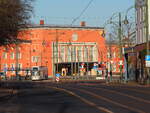 Spot an für die Straßenbahn in Dessau während der beiden Weihnachtsfeiertage 2021.

Lichtdurchflutet waren beide Tage Anlass für Rundgänge durch die alte Heimat, verbunden mit einigen Tram-Bildern.

Kurz nach dem Start am Dessauer Hauptbahnhof gibt Wagen 304 gleich  Vollgas  Richtung Theater auf der Linie 3 zum Junkerspark.
Im HIntergrund der Hauptbahnhof Dessau.

Dessau, der 26.12.2021