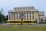 Triebwagen 303 passiert das Anhaltige Theater in Dessau in Richtung Innenstadt.