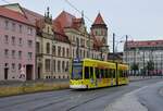 Triebwagen 303 ist auf der Friedrichsstraße in Richtung Hauptbahnhof unterwegs.