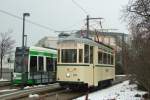 Wagen Nr. 30 an der Start- und Ziel-Haltestelle Dessau Hbf auf einer Sonderfahrt am nasskalten 29. Mrz 2013. Im Hintergrund der auf der Linie 1 regulr fahrende NGT6DE Nr. 305 und das zentrale Multiplex-Kino.
Dessau, der 29.3.13
