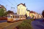 Das sollte mal ein Museumswagen im Bestand der Dortmunder Straenbahn werden. Zunehmende Vertunnelung bei gleichzeitigem Rckbau fast aller Wendeschleifen fhrten ein solches Projekt ad absurdum. Immerhin durfte dieses Einzelstck aus einer in Dortmund nie bedeutenden Serie (nur sechs Wagen) noch bis weit in die 90er Jahre mit einem morgendlichen Schlerkurs seine Runde(n) drehen. Frhes Aufstehen al langen Sommertagen lohnte sich. Am 30.06.1992 fuhr der 203 (nach Beschaffung der ersten B80 301ff umgezeichnet aus 303) mit seinem Beiwagen 812 westwrts von der Hamburger Strae auf die Kaiserstrae.