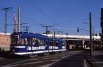 Dortmund Tw 32 in der Heyden Rynsch Strae zwischen Dorstfeld und Marten, im Hintergrund sieht man die im Bau befindliche Ausfdelung zur neuen Trasse der S2 nach Westerfilde und Mengede, 04.11.1988.