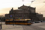 Abendstimmung am 03.04.2016 an der Dresdener Semperoper. Die soeben untergegangene Sonne färbt den Himmel über dem Bauwerk rötlich. Vor der imposanten Kulisse, wird der Straßenbahnzug, welcher hier gerade auf den Theaterplatz einbiegt, schon fast zur Nebensache. :-)