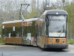 Eine Straßenbahn vom Typ Bombardier NGTD8-DD im April 2017 in Dresden.