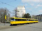 Am Sonntag,den 08.04.18, verblieb vormittags noch etwas Zeit, um den Strassenbahnen auf der 1450-mm-Spur aufzulauern.Parallel zum Dampflokfest stellt das Straßenbahnmuseum Trachenberge(sehr zu empfehlende Einrichtung,L 3 Wilder Mann) einen Museumsverkehr auf de Beine. 
 Hier zu sehen ist der grad am Albertplatz Richtung Postplatz fahrende Zubringer 3x Tratra T4D als Linie 16 vom und zum Museum .Im Hintergrund zusehen das ehemalige Verkehrshochhaus, gebaut 1926 und bis zur Wende genutzt von der damaligen Dresdener Straßenbahn.