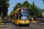 NGTD 12 DD 2814 fährt die Bautzner Straße talwärts und erreicht soeben die Haltestelle Diakonissenkrankenhaus. (06.06.2018)