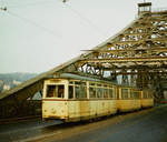 Straßenbahn Dresden. Am 21.Oktober 1984 fährt die Linie 4 noch nach Pillnitz. Hier kommt sie auf dem  Blauen Wunder , der Elbbrücke von Loschwitz nach Blasewitz, gerade von diesem Teilstück der 24,8 km langen Strecke zurück. Tw 212 113 befördert einen Dreierzug.