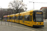 08.12.2008, Dresden, am Albertplatz in Dresden-Neustadt. Tw 2801 wirbt für sich selbst, für die Einmaligkeit der 45m-Tram. Auf die gleiche Länge brachten es bisher nur die zum Drei-Wagen-Zug gekuppelten Tatras.