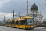 07.03.2016, Straßenbahn Dresden. Die Yenidze ist immer ein beliebter Hintergrund für Eisenbahnfotos. Aber auch die Straßenbahn nutzt die Marienbrücke für die Fahrt von Alt- nach Neustadt. Tw 2587 wird als Linie 6 auf der Fahrt nach Niedersedlitz die Elbe weiter stromauf noch einmal überqueren.