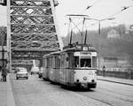 07.04.1985. Die Stunden für die Straßenbahnverbindung über das  Blaue Wunder  nach Pillnitz sind gezählt. Ab 9. April ist diese Brücke für Straßenbahnen gesperrt. Der Gotha-Dreierzug rollt zum Schillerplatz herab. Die hinter der Bahn herzottelnden Autos wollen in den Dresdner Osten abbiegen. 