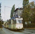 21.10.1984. Dresden, durch die rechtselbischen Dörfer fuhr die Straßenbahn bis April 1985 nach Pillnitz. Hier ein Gotha-Dreierzug an der Haltestelle  Künstlerhaus . Das im Hintergrund rechts sichtbare Gebäude beherbergte einige Ateliers.