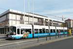 29. Oktober 2007, Straßenbahn Dresden. Tw 2532 mit saisongerechter Werbung vor dem  Kulturpalast am Altmarkt.