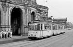 19.08.1984, Dresden, ein Straßenbahnzug der Linie 4 fährt mit ET 57 und zwei EB 57 am Zwinger vorüber nach Pillnitz.