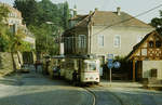 Dresden, Am 21. Oktober 1984 fährt die Straßenbahn auf der engen, hügeligen und kurvigen Pillnitzer Landstraße in Richtung Stadtzentrum zum Endpunkt Radebeul-West. Hier hält sie in Wachwitz.