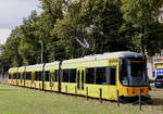 18. September 2019, Dresden, Straßenbahn in der St.Petersburger Straße. Zug 2842,  einer der  45 Meter langen Niederflurgelenktriebwagen NGT D12DD, ist auf der Linie 7 nach Weixdorf unterwegs,