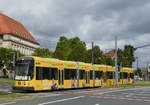 18. September 2019, Dresden, Straßenbahn am Georgplatz. Zug 2819, einer der 45 Meter langen Niederflurgelenktriebwagen NGT D12DD, ist auf der Linie 3 zum furchterregenden Endpunkt   Wilder Mann   unterwegs,