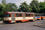 14. Mai 1992 Dresden, an der Haltestelle Wintergartenstraße fährt der Arbeitswagen 201 003, ein Tatra T4D, in Richtung Straßenbahnhof Tolkewitz   